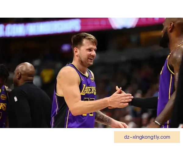 东契奇38分湖人险胜快船之战